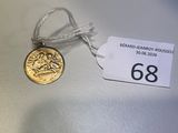 une pièce d'or posée sur la table, avec une étiquette indiquant son prix