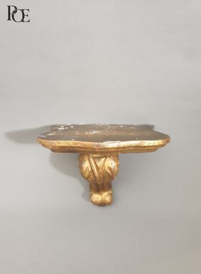 Petite console d'applique en bois stuqué et doré