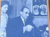 une vieille photo représentant un homme et une petite fille