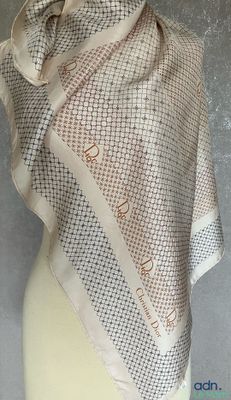 gros plan d'un foulard sur un mannequin mannequin mannequin mannequin mannequin mannequin mannequin mannequin