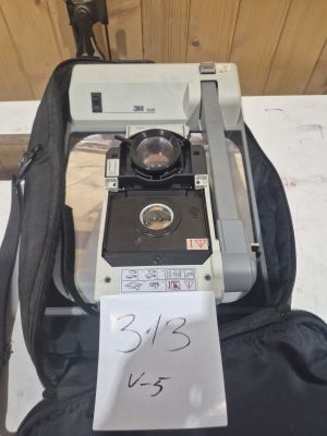 un sac noir sur lequel est posé un appareil photo