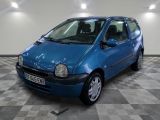 la photo d'une voiture bleue garée dans un garage