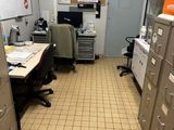 une photo d'un bureau avec de nombreux classeurs