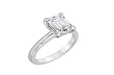 une bague en or blanc sertie d'un diamant taille émeraude
