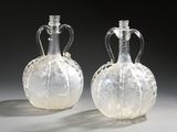 deux vases en verre transparent posés l'un à côté de l'autre sur une table