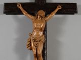 crucifix en bois représentant Jésus sur la croix, posé sur un socle