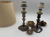 une lampe posée à côté d'un abat-jour sur une table