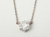 une image représentant un collier en diamants sur fond blanc