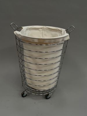 un panier en métal avec un tissu à l'intérieur