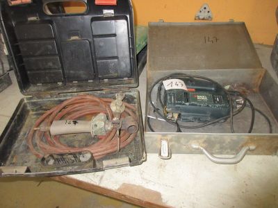 deux outils dans l'étui sur la table