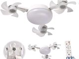un ventilateur de plafond blanc à quatre pales, équipé d'une télécommande