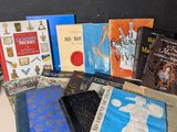 un grand nombre de livres posés sur une table