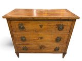 une commode ancienne avec des poignées en laiton et un plateau en bois