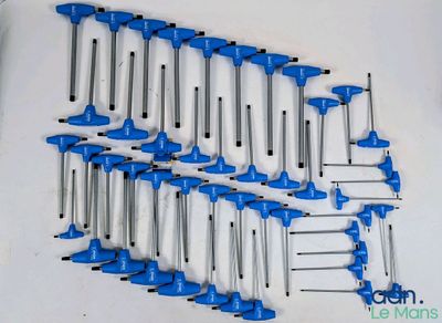 un grand nombre d'outils posés sur une table