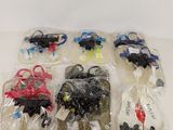 tout un tas de jouets variés, rangés dans des sacs posés sur une table