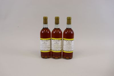 trois bouteilles de vin posées sur une surface blanche