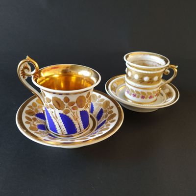 PARIS, XIXe Tasse et soucoupe jasmin à décor de frises fleur… - Photo 1