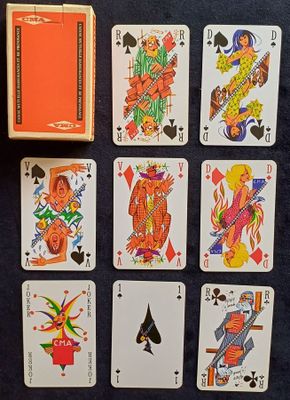 de nombreuses cartes à jouer posées sur une table