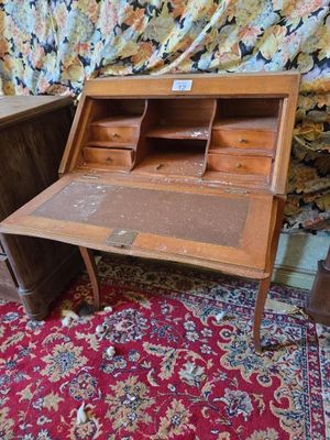 un petit bureau surmonté d'un tiroir