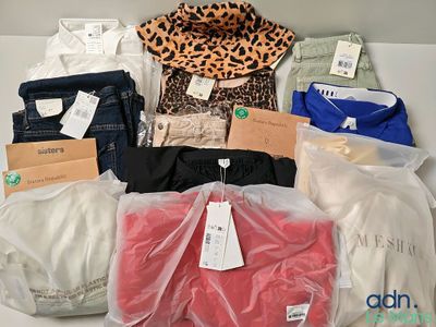 un tas de vêtements posés sur une table