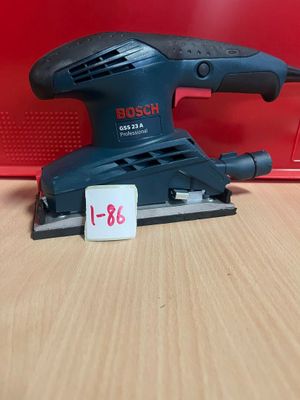 une ponceuse Black & Decker posée sur une table en bois