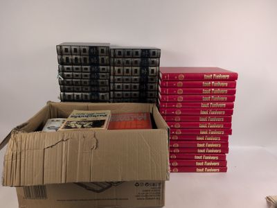 beaucoup de livres dans une boîte sur la table