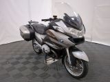 une moto garée sur un sol à damier noir et blanc
