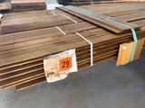 plusieurs pièces de bois sont empilées dans un entrepôt