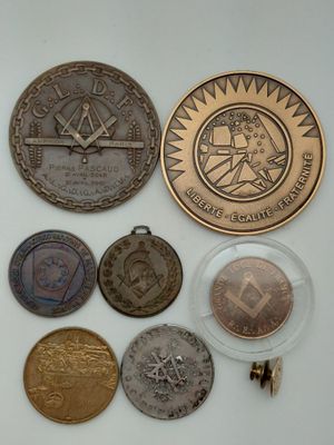 un lot de pièces de monnaie posées sur une table