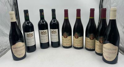 six bouteilles de vin sont alignées sur une table
