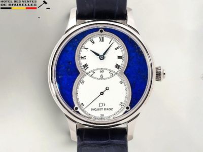 gros plan d'une montre-bracelet avec un cadran bleu
