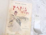 un livre posé sur une table, avec une souris dessus