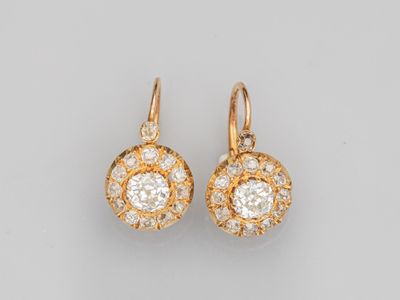 une paire de boucles d'oreilles en diamant et or