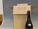 une bouteille de vin posée dans une boîte sur un comptoir