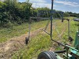 un tracteur vert garé dans l'herbe