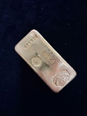 un lingot d'or posé sur une surface noire