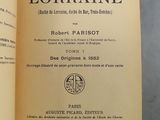 un livre ouvert sur lequel est posé un ruban bleu