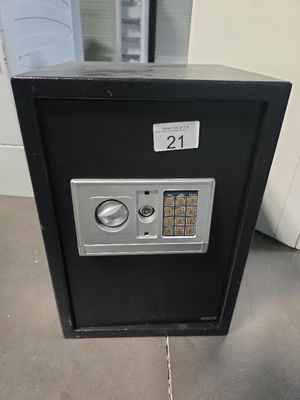 un coffre-fort muni d'une clé, situé dans une pièce
