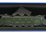un petit train dans une boîte, avec une montagne en arrière-plan