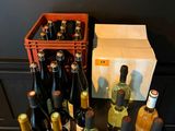 plusieurs bouteilles de vin posées sur une table à côté d'une boîte de vin