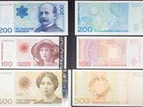 quatre billets de banque différents, de couleurs et de formes variées, sur fond noir