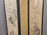 un paravent orné d'une peinture, dans une pièce