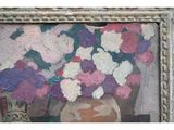 une peinture de fleurs dans un vase sur une table
