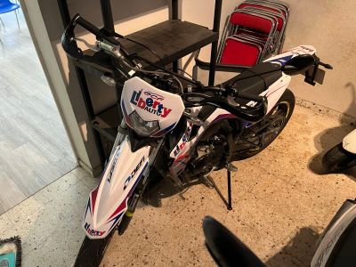 une moto garée à côté d'une chaise