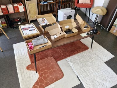 une pièce où il y a beaucoup de cartons par terre