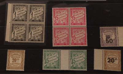 Plusieurs types de timbres sont exposés dans une vitrine.