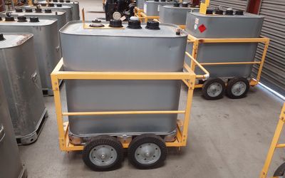 de nombreux fûts empilés sur un chariot dans un entrepôt
