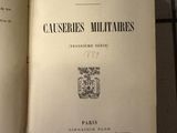 un livre ouvert sur une table