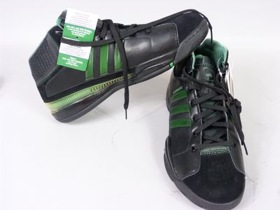 une paire de chaussures noires ornées de rayures vertes