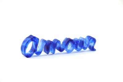 une image montrant un gros plan d'un objet bleu sur une surface blanche